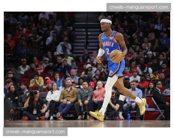 场边趣闻：一位小球迷高举“我逃课来看SGA”标语，获亚历山大赛后签名